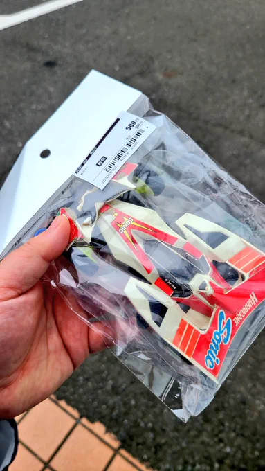 近所のリサイクルショップにて 当時品のストームクルーザー、ハリケーンソニック手に入れました シールはボロボロだけどシャーシ(X、TZ)は割と無事。 ボディはストームクルーザーのウイングに亀裂になる白化あり。 モーターはアトミック、トルクチューンがありました。これがめちゃくちゃうれしい
