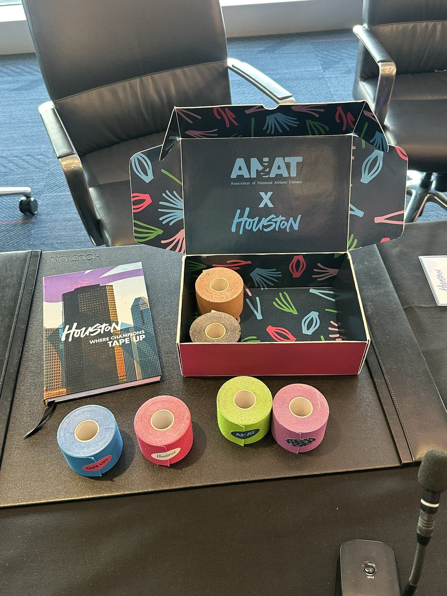 laureen_abayomi's tweet photo. I had to design a bid proposal package for the association of athletic trainers as one of my school projects, and I’m so proud of this book I made!!🥹

It was my first time doing perfect binding method, and I did it with signatures✨🤏🏽 

I also designed the cover and spreads! https://t.co/47ICVqaFxw