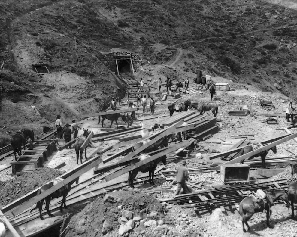 El 29 de abril de 1905 se inició la explotación industrial de la mina El Teniente, por la empresa estadounidense Braden Copper Company (Compañía Cuprífera Braden), con oficinas centrales en Nueva York.

<a href="/EmbajadaEEUUcl/">Embajada EE.UU. Chile</a>  <a href="/USAmbCL/">U.S. Ambassador to Chile</a>
