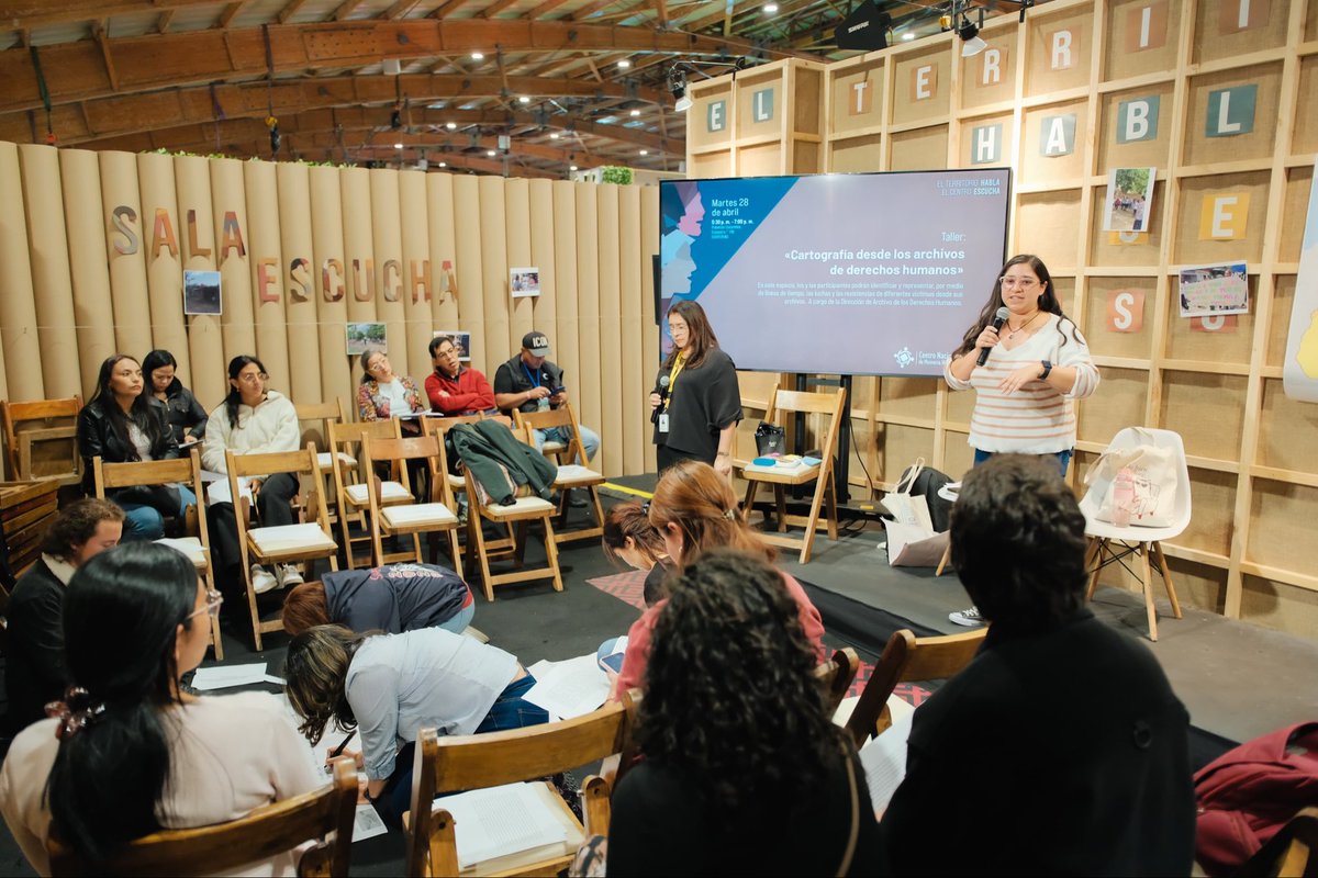 CentroMemoriaH's tweet photo. Hay narrativas orales, hay fotografías y hay historias que sanan. Con esa convicción, llegamos a la @FILBogota para demostrar que la memoria de Córdoba está más viva que nunca. Desde la Dirección de Archivo de Derechos Humanos, convertimos años de lucha en una cartografía de resistencia.

No se trata solo de actas o informes, sino de las voces de organizaciones como la ANUC que, desde los años 50, han custodiado las pruebas fidedignas de nuestra historia.

En este taller, los mapas dejaron de ser trazos fríos para convertirse en relatos humanos, porque leer un archivo es, en realidad, entrar en contacto con el dolor y la esperanza de un territorio que se niega a ser olvidado. #CNMHEnLaFILBo