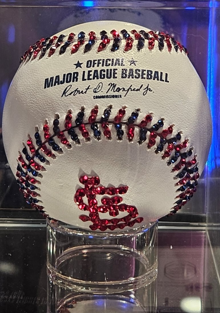 AtipofMYredSTL's tweet image. @MLBNetwork @Pirates  Hopefully the OG old guy just bedazzled the 1st HR Ball of Konnor Griifin at PNC Park &amp;amp; didn't just scribble all over it. #1stHRBall #KonnorGriffin #BlingBling