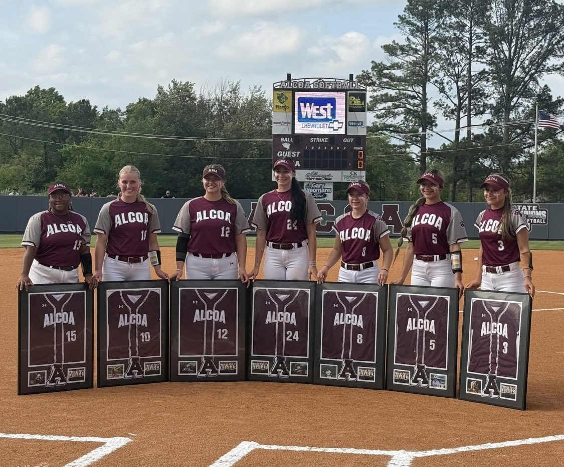 RayaInge40's tweet photo. Senior night. Thank you seniors for your leadership&friendship this season. I will definitely miss you all next yr. Got the W and now focus shifts to districts and our goal of State. #12 HR of regular season 2nite. #Onthehunt #Get2 #WeRollin @alcoa_softball @TDT_Sports @knoxnews @ExtraInningSB @SBRRetweets @MaxPreps @MarcWeekly @FPXPickett @Jeremy_P_Higdon @WilliamInge1