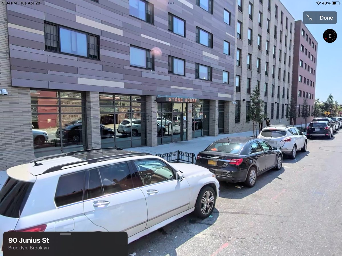 PaulStraf014's tweet image. 🚨TWO MALES SHOT IN BROOKLYN🚨

The #NYPD is reporting two men were shot tonight in Brownsville. Police say the victims both in the 30’s were shot inside the Stone House transitional facility. At least 4 suspects are being sought at this time. #NYC 

91 Junius St
73pct