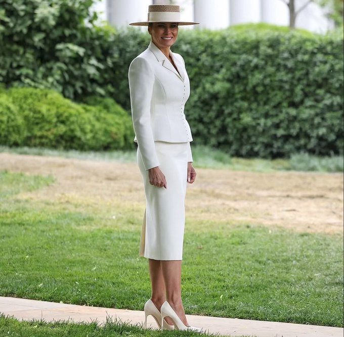 FormerlyUnknownAsMe tweet media