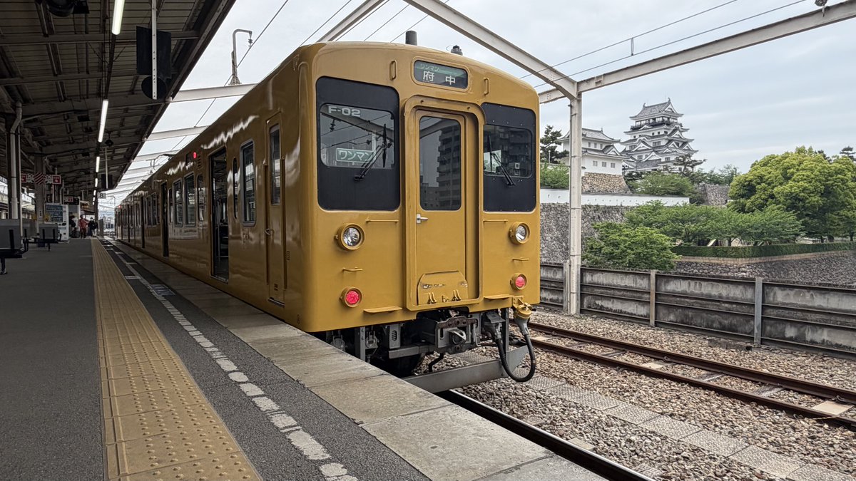 W3jUp's tweet photo. 福塩線福山駅
105系ワンマン福山城をバックに😊
中国地方は、古い車両を見られていいですね。乗る時間、沿線沿いで撮る時間はありませんが、いつかは、ゆっくり撮り歩きたいですね。 https://t.co/Ae8u7d5fah
