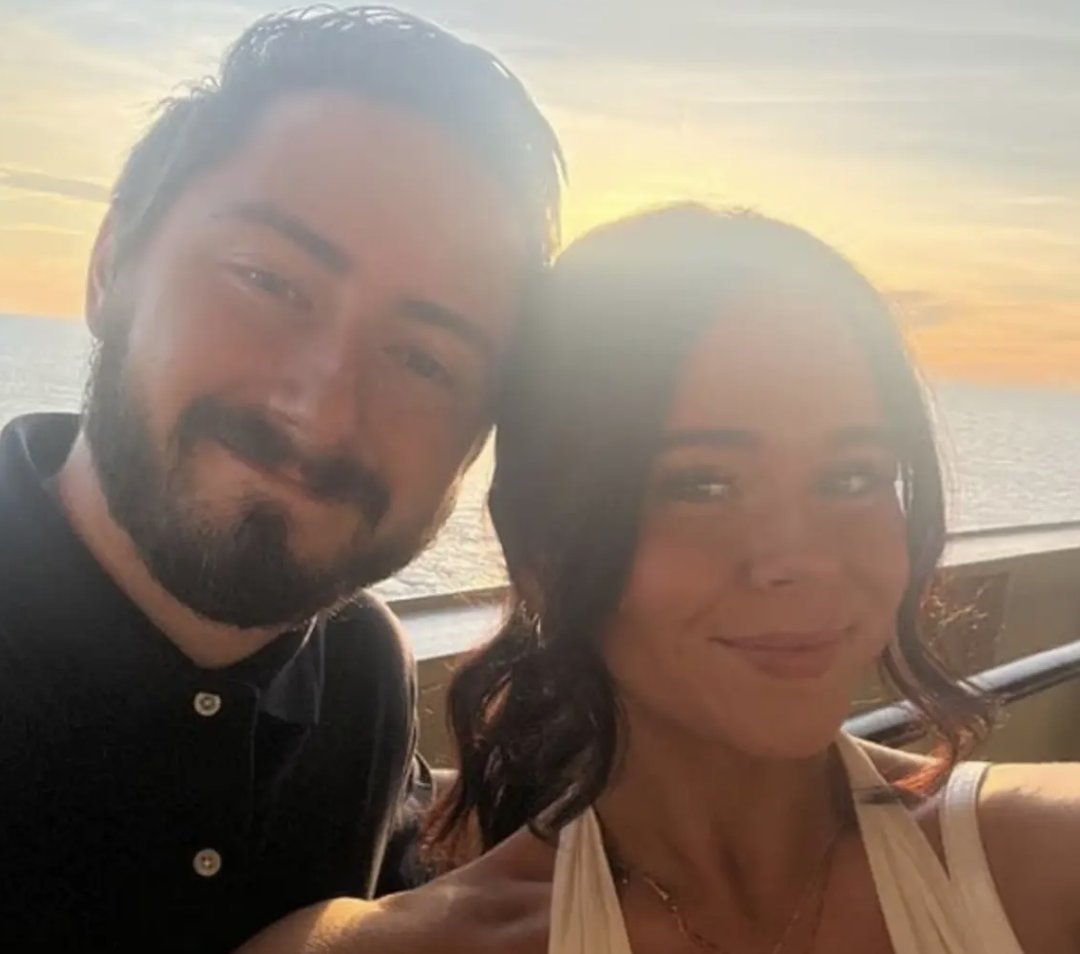 Melian Refugee tweet media