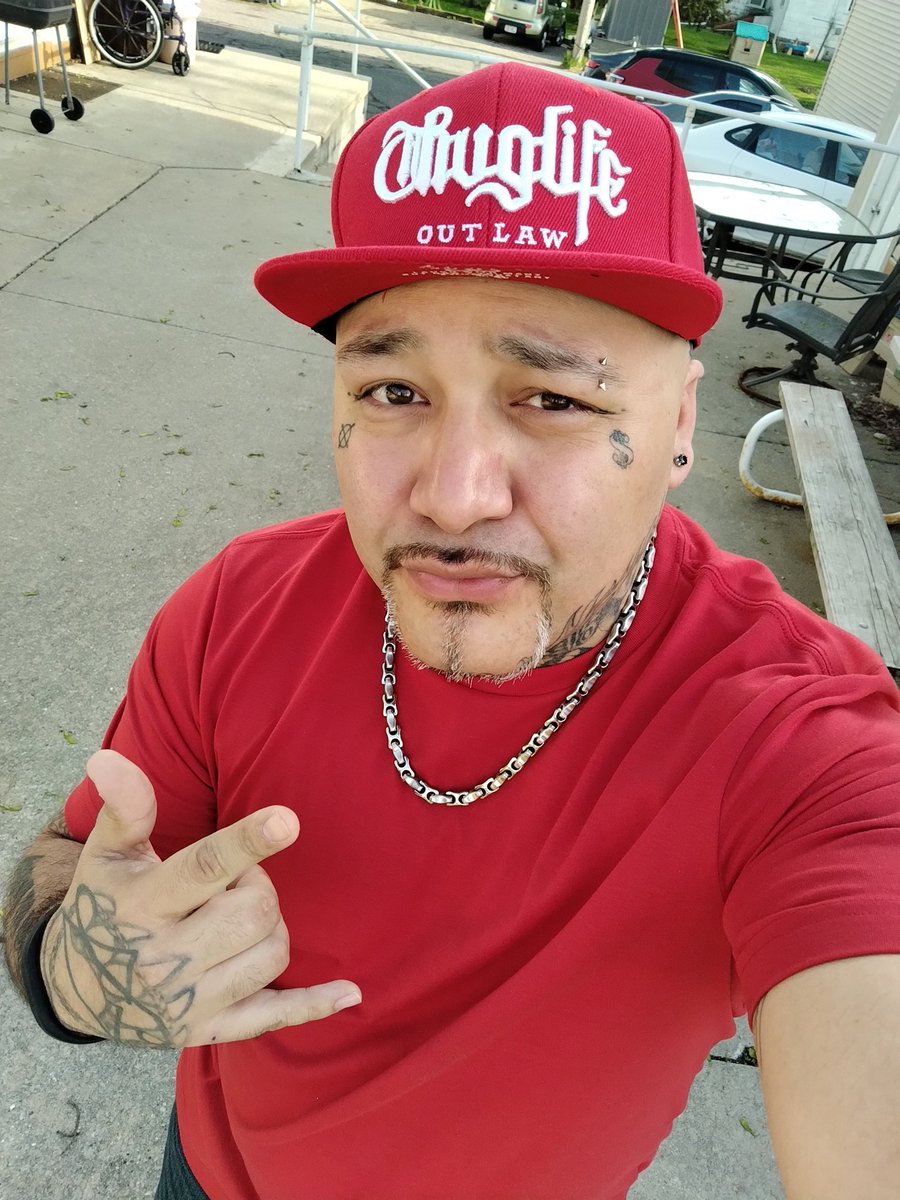 CharlesKagigeb2's tweet image. No filter. I'm single, sober, and Native American Ojibwe. Say Boozhoo/Hello. 
#sober #single #NativeAmerican #Ojibwe