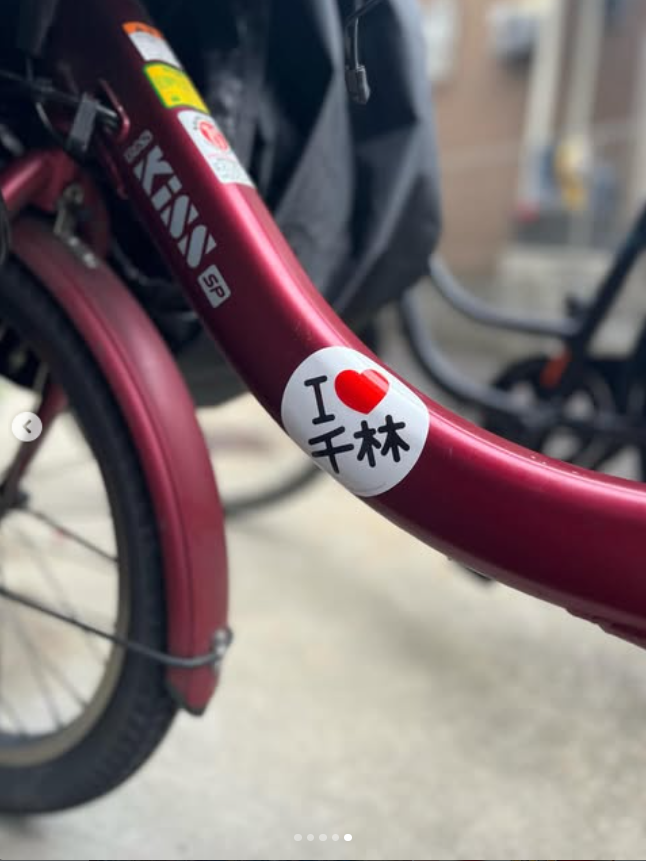 senbayashistore's tweet photo. 📢千林商店街NEWオリジナルグッズ
「せんばやし〜る」が出来上がりました〜！

かわいいふうわや、
商店街ロゴなど全部で５種類！

スマホケースに挟んだり
自転車やお好きなところに
貼って千林商店街好きをアピールしてください♪ https://t.co/y1GT7D22BR