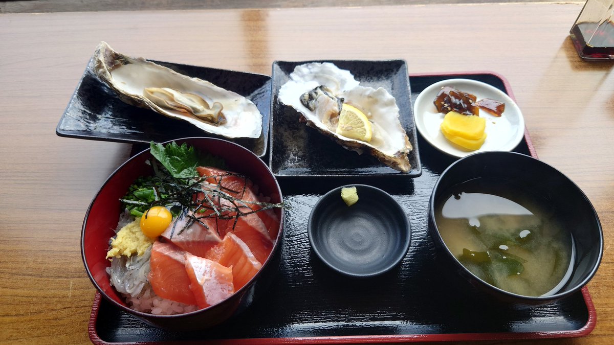 シラスが不漁で捕れくて兵庫産だった(T_T)
サクラマスが寿都産らしいので、桜ますしらす丼に生牡蠣を追加♪