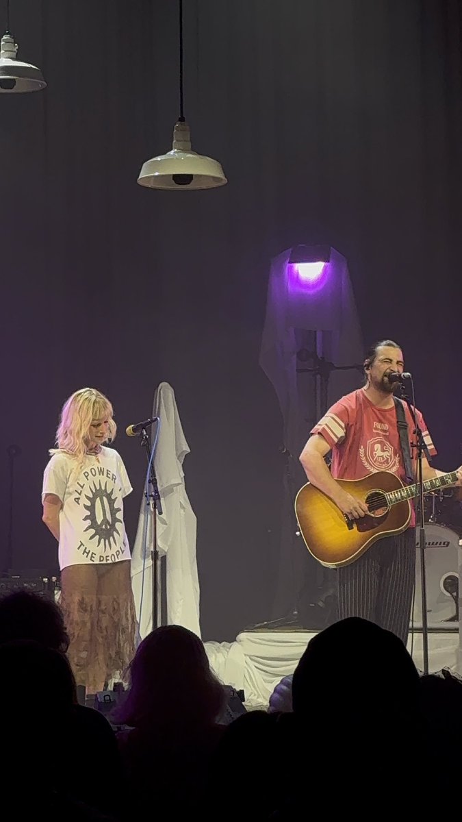 paramoreCL's tweet photo. Hayley invitó a Noah Kahan al show de hoy! https://t.co/9sUc8UEn6R