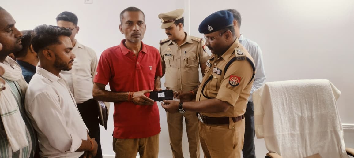 bstvlive's tweet image. बलरामपुर : साइबर सेल, CEIR टीम की संयुक्त कार्रवाई

➡144 गुमशुदा स्मार्टफोन किए गए बरामद
➡बरामद फोनों को उनके असली मालिकों को सौंपे
➡कीमत लगभग 30 से 35 लाख आंकी गई

#Balrampur #CyberCrime #UttarPradesh @balrampurpolice