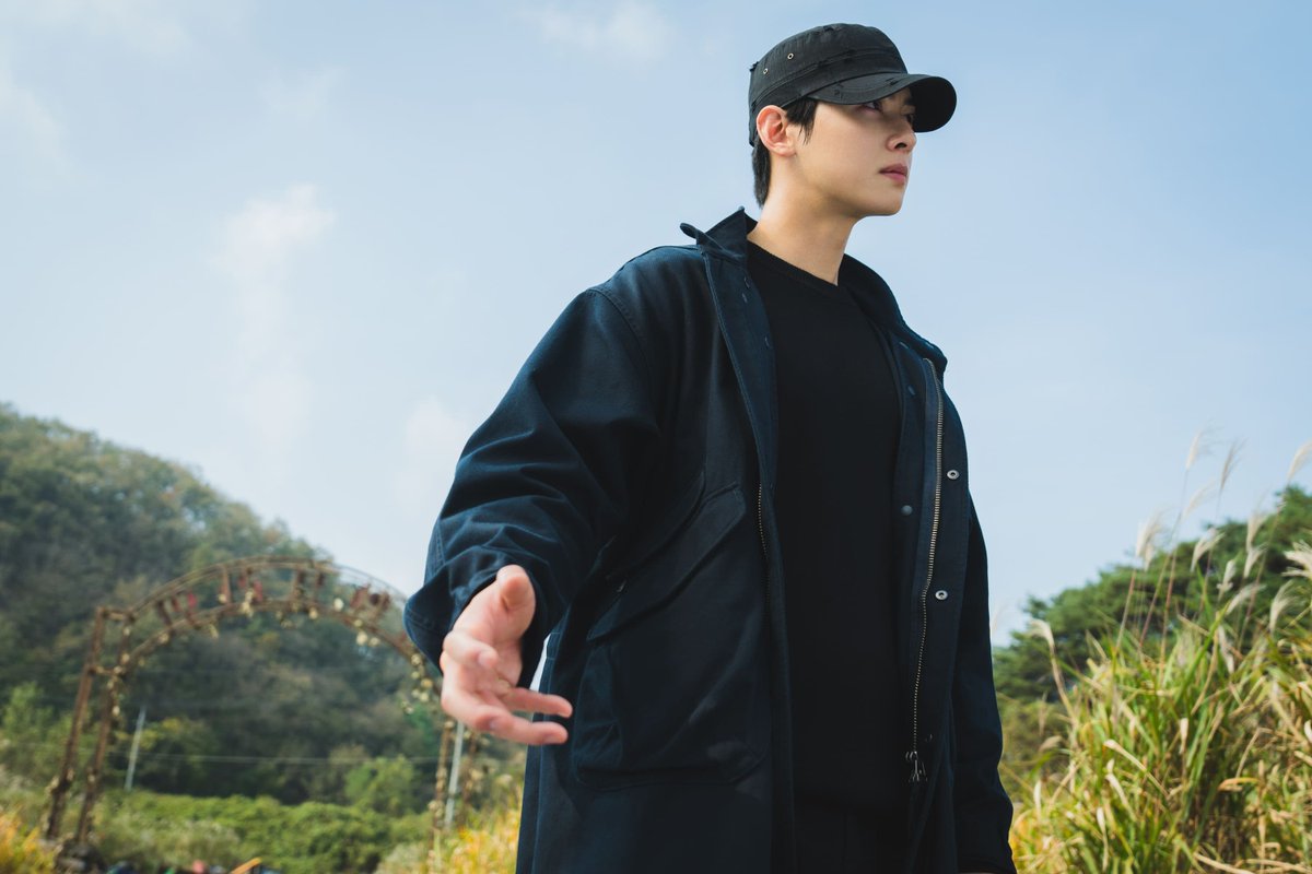 imbcenews's tweet photo. 세금 다 낸 차은우, 모자 푹 눌러쓰고…'원더풀스'서 초능력 발동
#원더풀스 #차은우 #스틸컷 #캐릭터 #초능력 #넷플릭스 #오리지널 #iMBC연예

29일 넷플릭스는 오는 5월 15일 공개되는 오리지널 시리즈 '원더풀스' 캐릭터 스틸컷을 공개했다. 

'원더풀스'는 1999년 세기말, 우연히 초능력을 가지게 된 동네 모지리들이 평화를 위협하는 빌런에 맞서 세상을 지키기 위해 고군분투하는 초능력 코믹 어드벤처다.

공개된 스틸은 얼떨결에 초능력을 얻게 된 ‘은채니’(박은빈), ‘손경훈’(최대훈), ’강로빈’(임성재), 그리고 의도치 않게 이들과 엮이게 된 ‘이운정’(차은우)의 모습을 담고 있어 눈길을 끈다.

한편 '원더풀스'는 거액의 세금 추징을 통보받고 130억 원을 납부한 차은우의 복귀작이다.

🔗https://t.co/4cIgKeqaJh