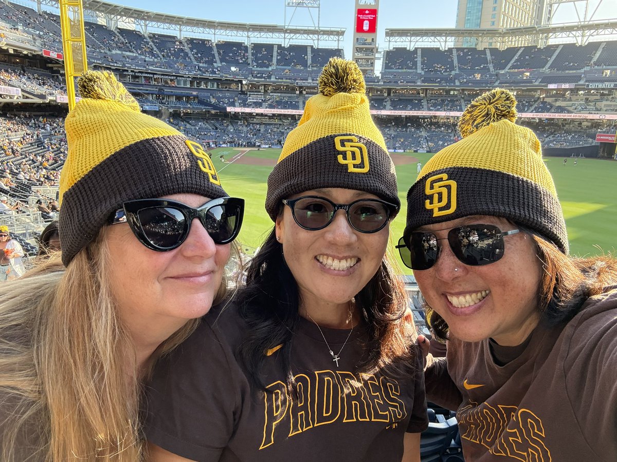gettingchippy's tweet photo. Go @Padres 🤎💛 Beautiful Tuesday night for ⚾️ #forthefaithful https://t.co/dLo4bZHPjO