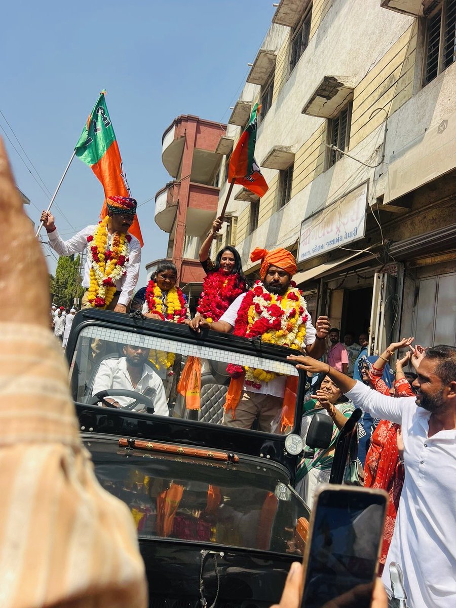 ManishaPatelBjp's tweet photo. હૃદયથી આભાર🙏
આ મારી જીત નથી મારી જનતાની .મારી સરકારની. મારા વાર્ડ ના દરેક મતદાતાઓની જેમને વિજય બનાવી છે અમારા ��ે સરકારના મંત્રી શ્રી અંકલેશ્વર વિધાનસભાના ધારાસભ્ય@patelishwarsinh અમારા ભરૂચ જિલ્લાના પ્રમુખ શ્રી@iprakashmodibjp મારા પર વિશ્વાસ મૂકવા બદલ આભાર🙏 https://t.co/TgxwbDj0fU