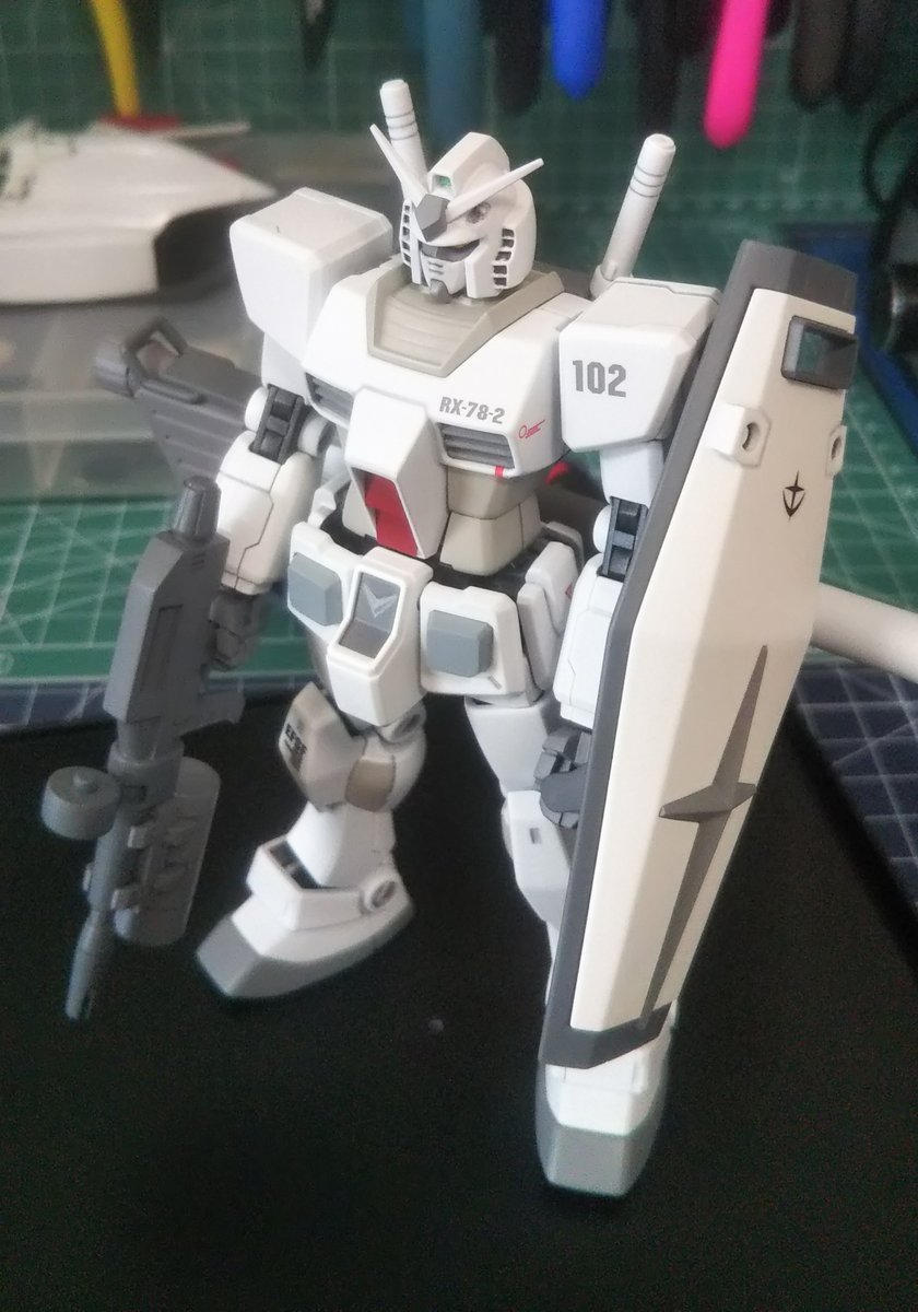 maki6ma2a's tweet photo. 1/144 ガンダム完成しました
プロトタイプガンダムを作ろうと開封した後にロールアウトカラーというものを知ってレーシングカーのシェイクダウン仕様みたいで面白いと思い路線変更
以前G-3カラーを作った時はやれなかったバズーカの塗り分けが出来て満足です

#ガンプラ https://t.co/Zz9GzkK4R2