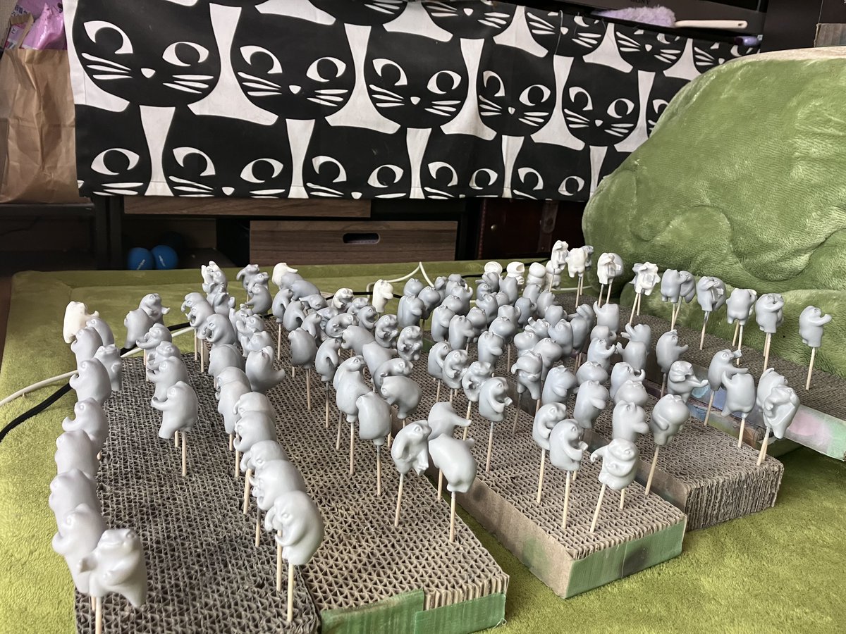 受注生産品50匹ほど、あともう少しで出来上がります！
5/5のクリエイターズマーケットに向けて140匹、準備中！