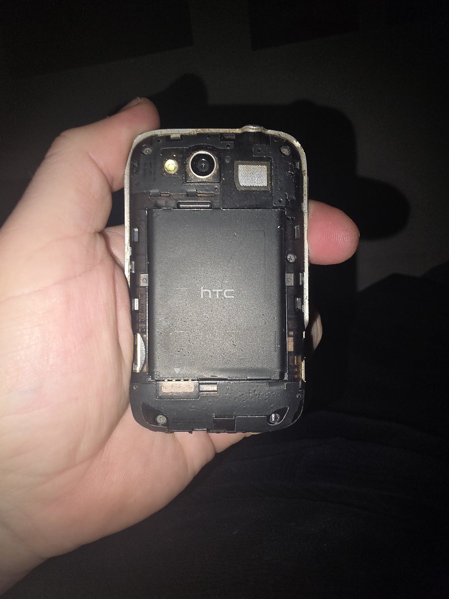 BIGROSSYYY's tweet image. Still got my @htc HTC Wildfire phone. Madness! It has a removable battery. I used to have loads of them and charge them, then take them out with me for replacing, LOL. It even has my SIM card case in it 🙈 #htc #phone