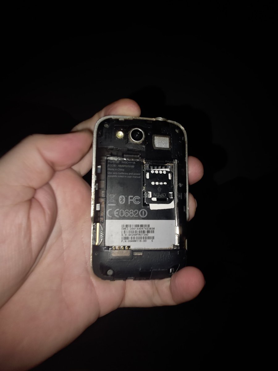 BIGROSSYYY's tweet image. Still got my @htc HTC Wildfire phone. Madness! It has a removable battery. I used to have loads of them and charge them, then take them out with me for replacing, LOL. It even has my SIM card case in it 🙈 #htc #phone