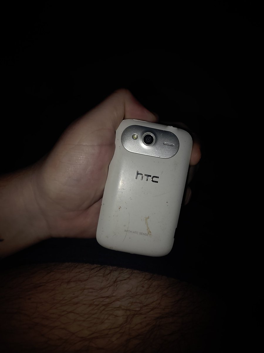 BIGROSSYYY's tweet image. Still got my @htc HTC Wildfire phone. Madness! It has a removable battery. I used to have loads of them and charge them, then take them out with me for replacing, LOL. It even has my SIM card case in it 🙈 #htc #phone