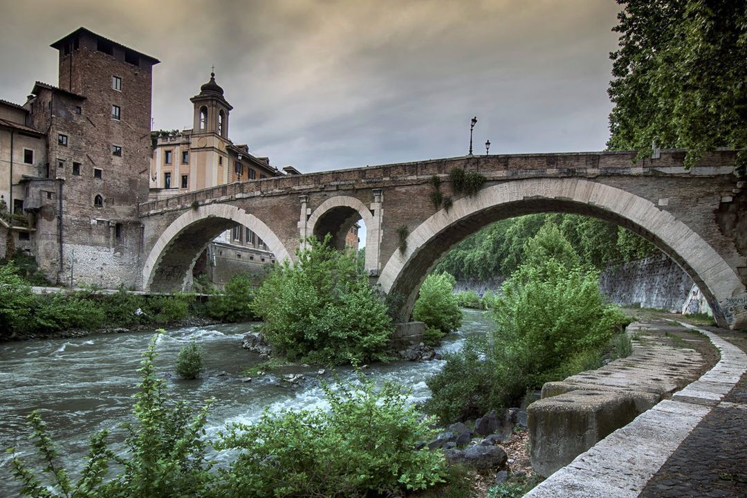 romanempire_net's tweet image. Built in 62 BC, the Pons Fabricius is the oldest Roman bridge in Rome, still existing in its original state.
 #italy #travel #art #roma #photography #architecture #love #culture #travelphotography