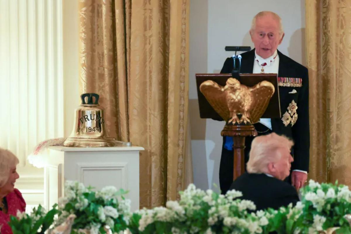 nypost's tweet photo. King Charles III gifts president a bell from HMS Trump during White House state dinner https://t.co/Cav6m7oWyY https://t.co/hEO1HXVNYg