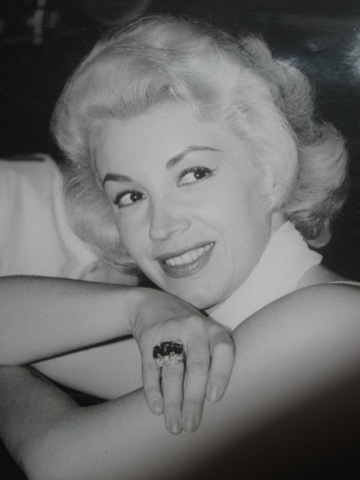 enterteinmentsg's tweet image. #HOY los mundos del 📽️ #Cine, 🎭#Teatro y 📺 #TV celebran a 🇲🇽 Evangelina Elizondo, 🎭 actriz y 🎤cantante, en su #97Aniv… 🎂
Reconocida por haber prestado "su voz para ‘doblar’ al español a la ‘#Cenicienta, en la cinta animada” de 1950 de #Disney 👉 youtu.be/VdMwIe1o9v8?si…