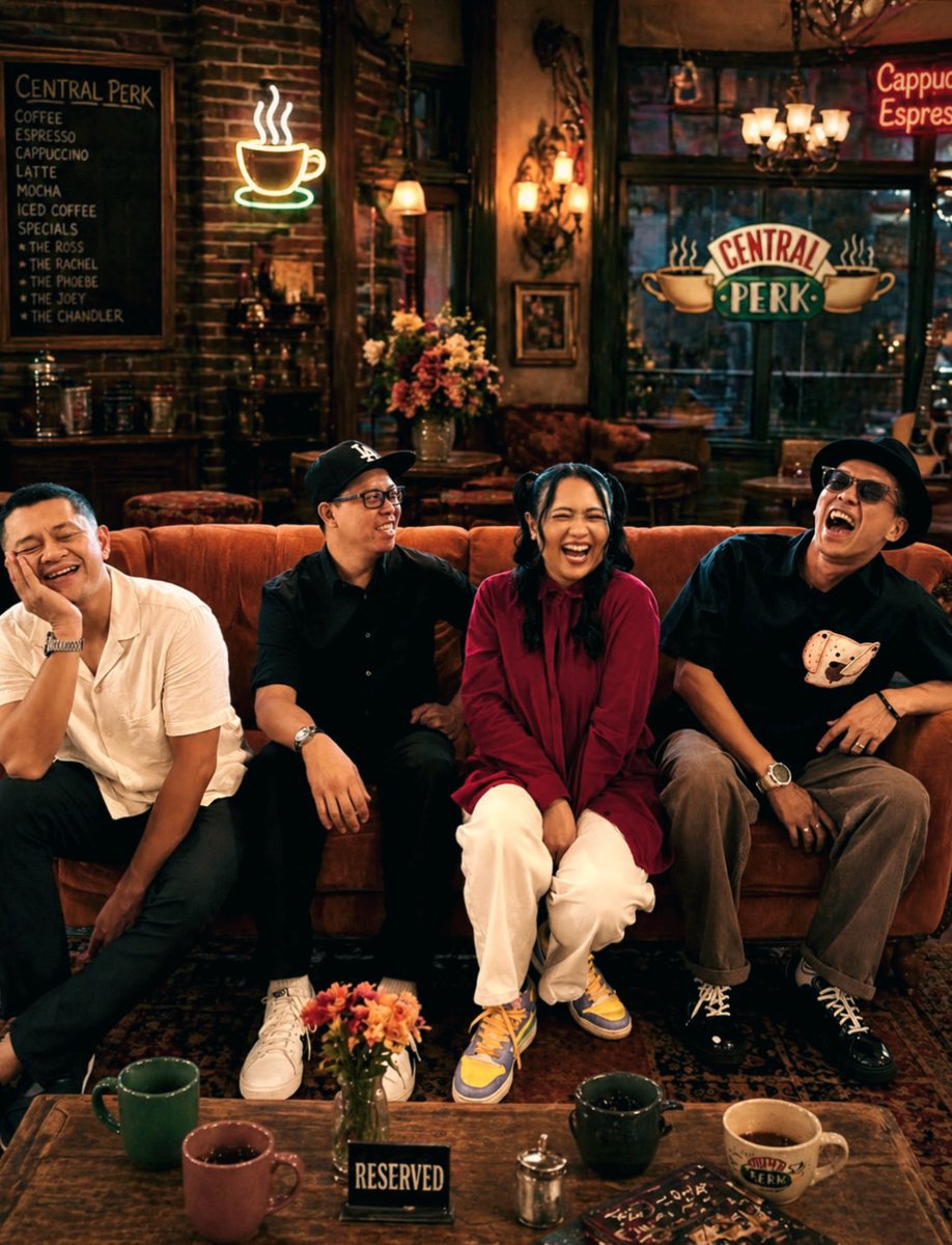 KadeShahib's tweet photo. Kita acah2 mcm Friends skit la for next show ni. 🤣🤣🤣 https://t.co/CFF2n7GFF4