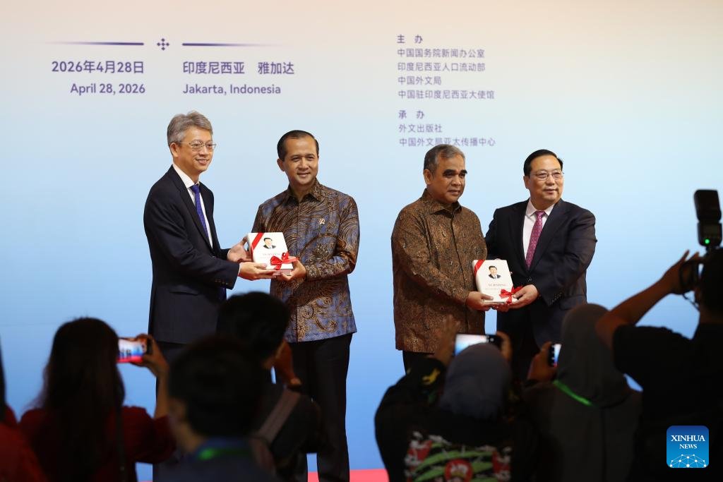 jxgjcb666's tweet image. 📍Xi's Moments | Copies of the English edition of the fifth volume of "Xi Jinping: The Governance of China" are presented to Indonesian guests at a promotional event in Jakarta, Indonesia, April 28, 2026.
#China #Governance #Indonesia