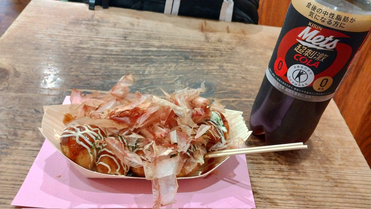 meizingMW's tweet photo. たこ焼きを食す。とろっとした食感とソースの味が美味い。…よし、大阪の用事は終わり。次次 https://t.co/dwloYOPWos