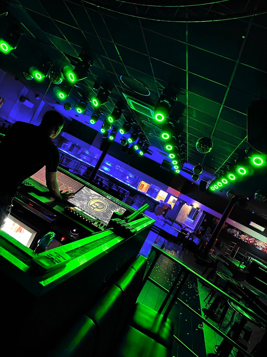 SHEHDS_Stage's tweet photo. DJ on decks. Lights on. Night mode engaged.

✅This restaurant-bar is ready for the night with SHEHDS 300W BSW. 

✅Ring effect + prism + gobo + frost – total creative control. 
#shehds #stagelight #lighteffect  #movinghead #digigs #lightingtips https://t.co/SFCXuRBfup