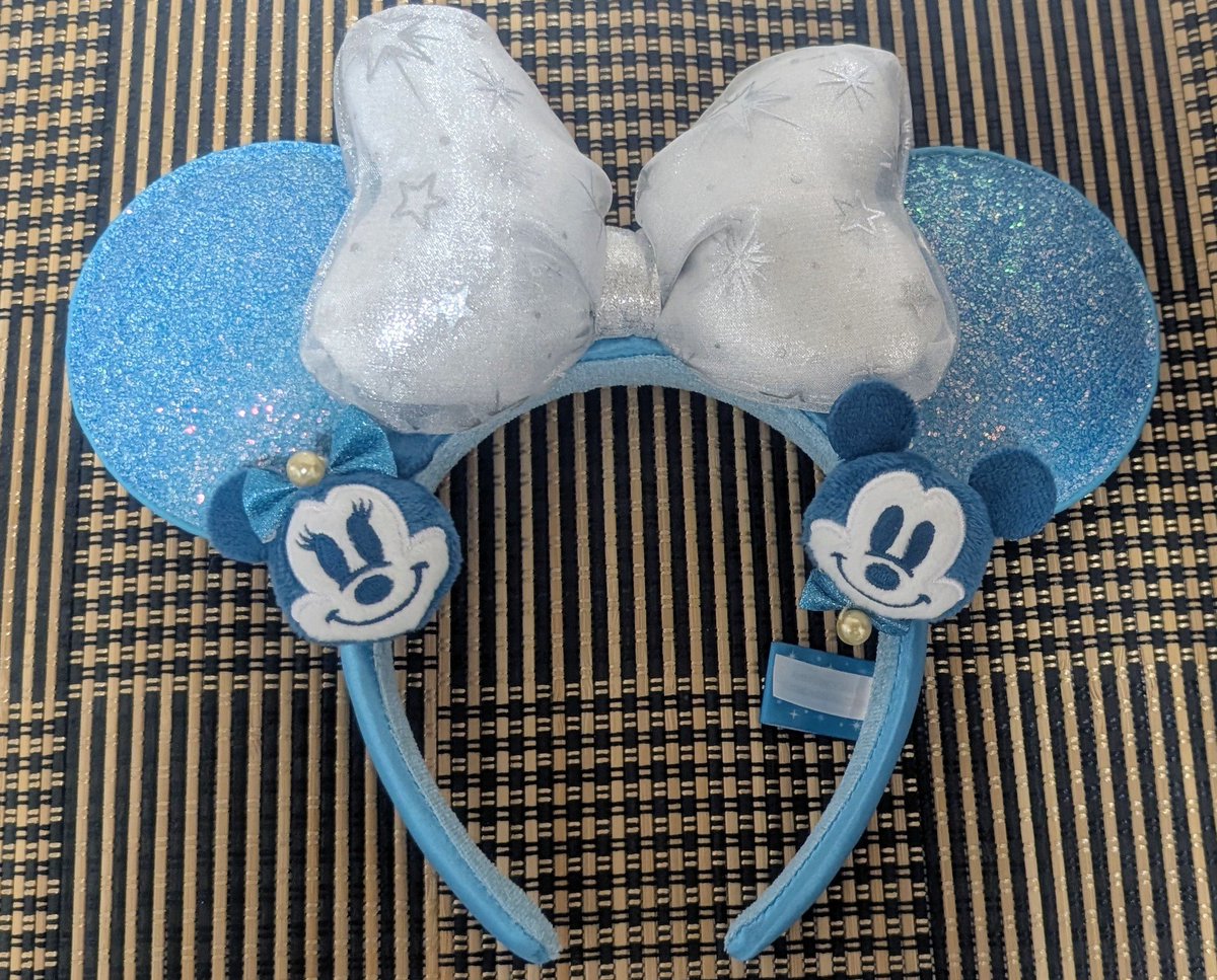 今日ようやくオンライン購入してたシーの25周年グッズが届いたんだけど、ポテトスナックのチャームはミッキー様でした〜！第一希望はミニーだったけど、素敵だからよし🩵
その後でカチューシャで遊び始めてしまったけど、出かける準備しないと（でも可愛いー！🤣🤣