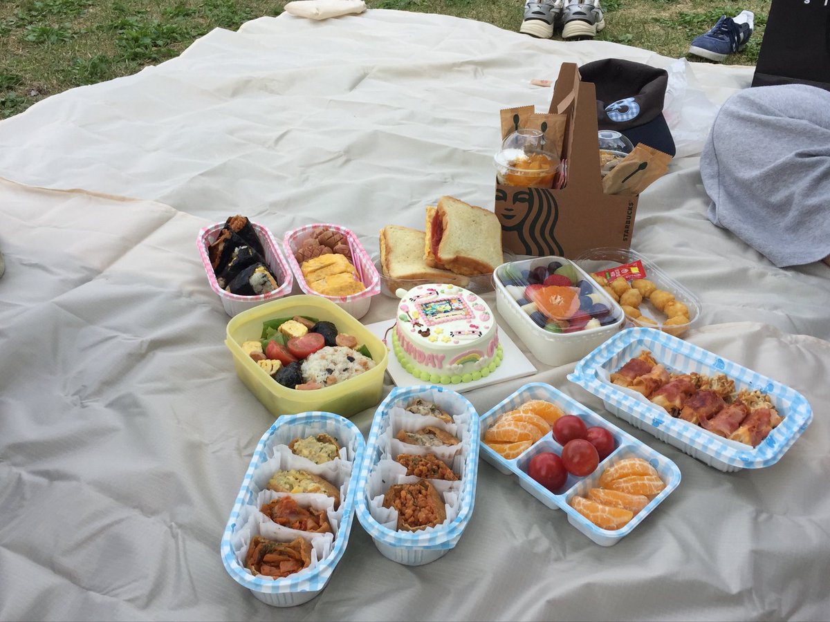 grrdontbark's tweet photo. 올림픽공원에서 피크닉!!!

강아지 엄청 많고 행복한 사람도 엄청 많은 곳.../// 사랑하는 칭구들이랑 도시락 싸와서 떵개하고 생일축하하고 신발던지기 무궁화꽃이피엇습니다 하고 낮잠까지 푸데데 잠   아 너무 행복햇다 https://t.co/XqG35Md4Bn