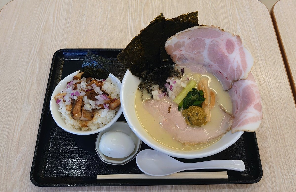 ◼️牡蠣と昆布のらー麺専門店 MANNISH
◻️新潟市西区青山2-5-1 ｲｵﾝ新潟青山 2F

🍜牡蠣と昆布のとろあわらー麺
      特製トッピング 1,500円
🍚炙りチャーシュー丼 350円
instagram.com/mannish_niigat…

#牡蠣と昆布のらー麺専門店MANNISH
#MANNISH #新潟ラーメン