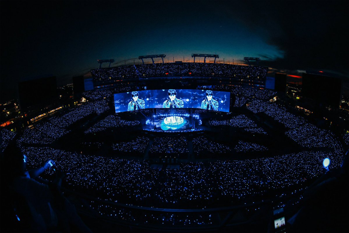 _BTSMoments_'s tweet image. #BTS_WORLDTOUR_ARIRANG surprise songs:

📍 TAMPA 🇺🇸
Day-1: Permission to Dance &amp;amp; Magic Shop
Day-2: Boy with Luv &amp;amp; Pied Piper
Day-3: Life Goes On &amp;amp; Baepsae (Silver Spoon) (NEW) 

📍 GOYANG 🇰🇷 
Day-1: Mikrokosmos &amp;amp; I Need U
Day-2: Take Two &amp;amp; DNA
Day-3: Spring Day &amp;amp; Run

📍 TOKYO 🇯🇵