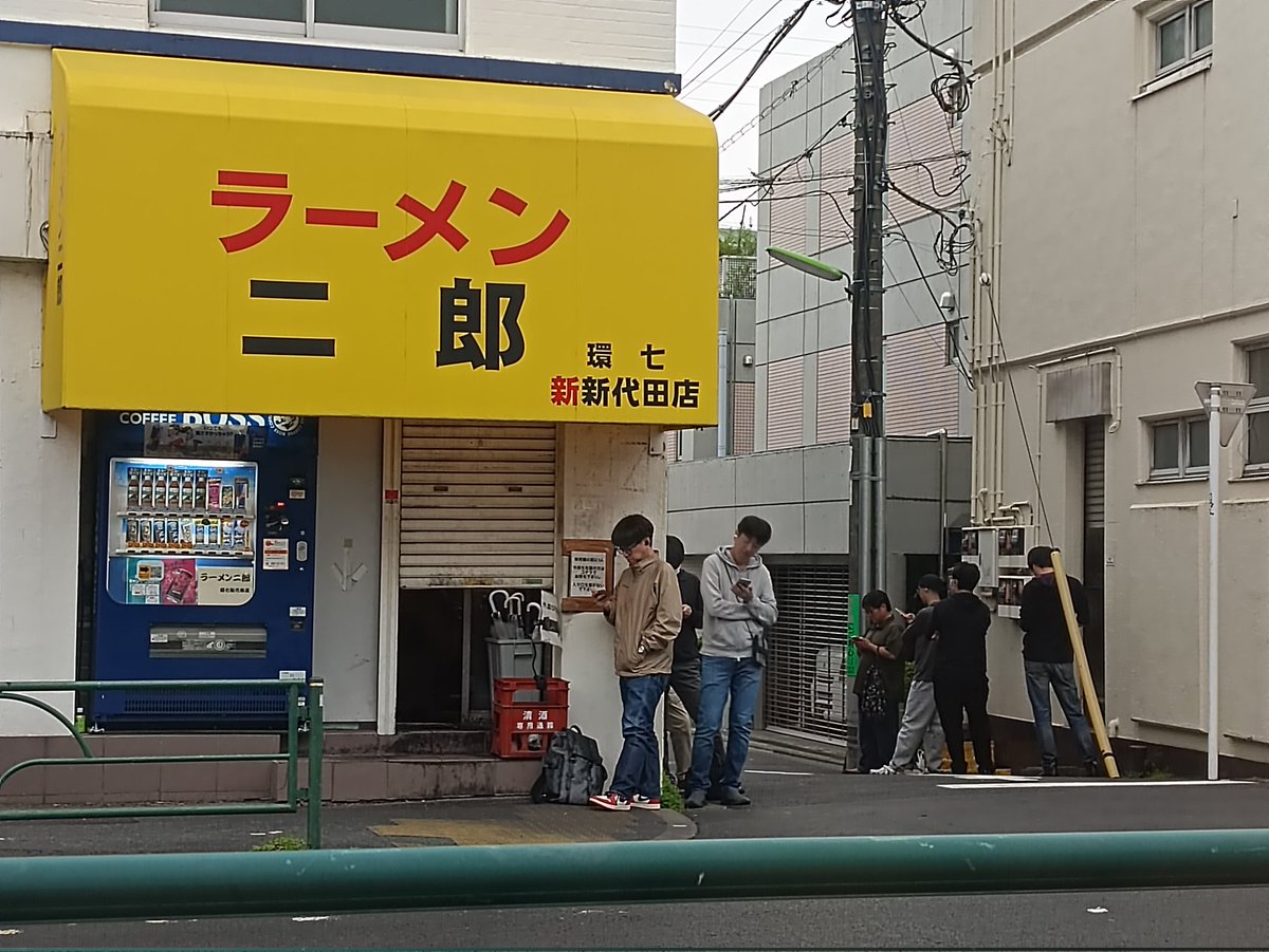 ラーメン二郎環七新代田店、既に行列。
雨ニモマケズ。