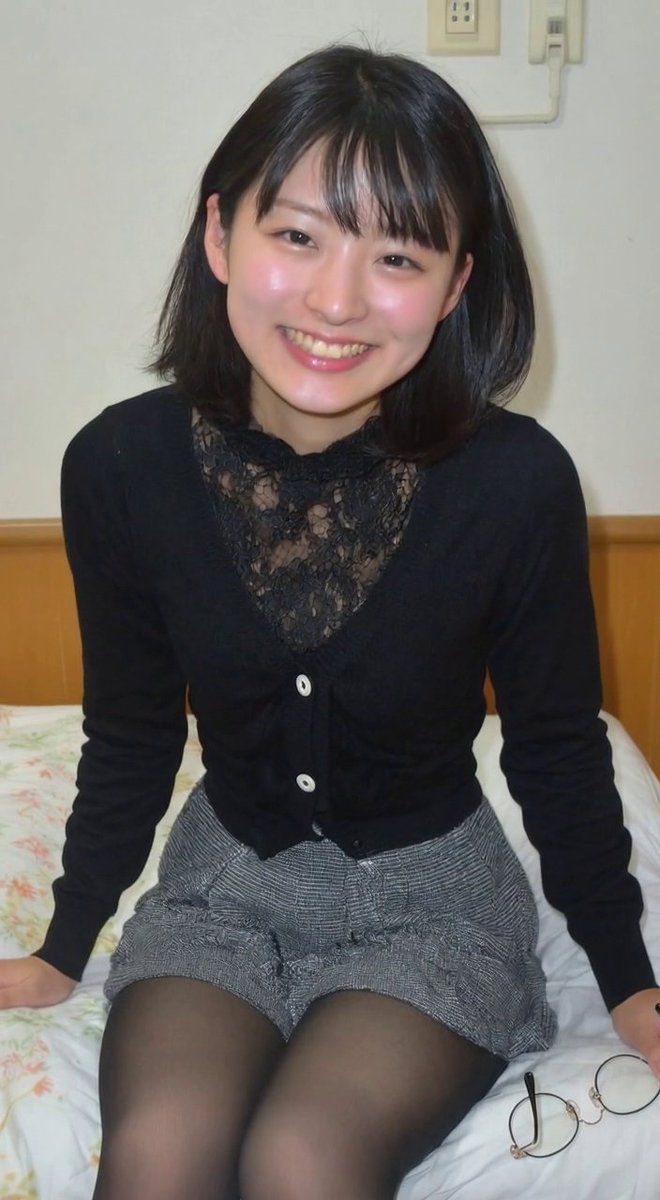 Binetsu_aiphoto's tweet photo. メガネ外してもやっぱり美人だった経理の人 https://t.co/k8rLU9kONw