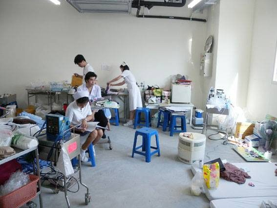 vnomenon's tweet photo. วันนี้เมื่อปี 2553 พวกเสื้อแดงบุกรื้อ ล้อม โรงพยาบาลจุฬา  โดยนายพายัพ ปั้นเกตุ ส.ส.พรรคเพื่อไทย นำคนเสื้อแดงร่วม 200 คนบุกรุกเข้าไปในเขตโรงพยาบาลจุฬาลงกรณ์ สภากาชาดไทย เข้าตรวจค้นตึกเฉลิมพระเกียรติ ตึกสก.

ทำให้ทางเจ้าหน้าที่ต้องย้ายผู้ป่วยไปศิริราช ไปรามา ไปราชวิถี คนไข้ที่ย้ายส่วนใหญ่เป็นคนไข้ที่รักษาตัวในอาคารผู้ป่วย เช่น ตึก สก ที่มีผู้ป่วยเด็ก ผู้ป่วยโรคหัวใจ, ตึก ภปร ซึ่งเป็นตึกผู้ป่วยนอก รวมทั้งตึกคัคณางค์ และตึกนวมินทราชินี ซึ่งเป็นตึกผู้ป่วยใน ที่มีผู้ป่วยทั้งที่อยู่ในอาการขั้นโคม่า และผู้ป่วยธรรมดา 

โรงพยาบาลประกาศปิดรักษาพยาบาลผู้ป่วยทั่วไปอย่างไม่มีกำหนด ภายหลังจากกลุ่มผู้ชุมนุมเสื้อแดงบุกค้นโรงพยาบาลเมื่อวันที่ 29 เมษายน ที่ผ่านมา โดยทางโรงพยาบาลจะรักษาเฉพาะผู้ป่วยฉุกเฉินเท่านั้น จนกว่าเหตุการณ์ความไม่สงบจะคลี่คลาย

ใครที่คิดว่า ภูมิใจนักกับการเป็น คนเสื้อแดงประชาธิปไตยอะไรนี่ ก็ รู้ตัวไว้เถอะว่า พวกมึง คือคนเลวที่ทำแบบนี้