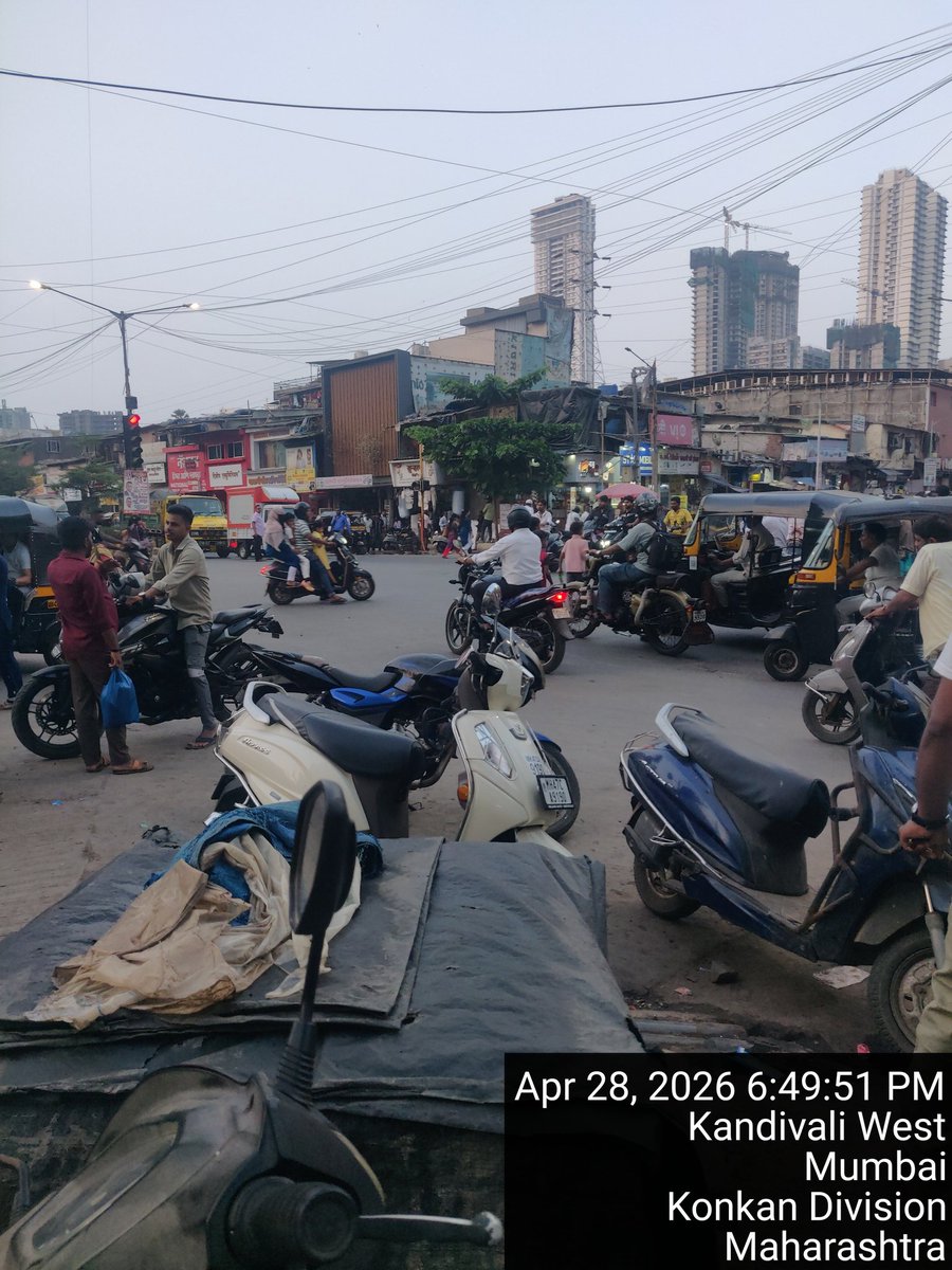 nishu_sawant's tweet image. @MTPHereToHelp @CMOMaharashtra @nitin_gadkari @NITIAayog @PMOIndia 
This is most undisciplined signal where if fines implemented through #CCTV footage at least 1 crore fine can be accumulated from this signal. The signals which are near #Mumbai #Slums has similar #lawless trends