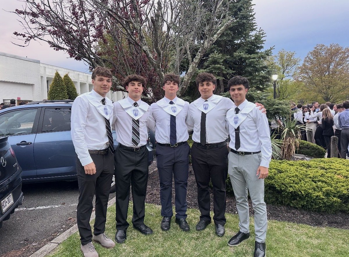 PeterTron4's tweet image. Honored to be inducted into the National Honors Society tonight with my football brothers  ⚓️📚🏈📚@TressorBaptiste @stjosephsea @StJSeaFootball @JoeMento @QBHitList @NYCHSFL @PrepRedzoneNY #acdemics #nationalhonorsociety #HonorRoll #startsintheclassroom #2027QB #NYFOOTBALL