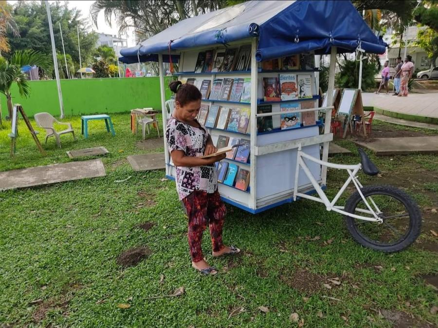 Quienes despotrican del centralismo, terminan siendo centralistas.

<a href="/LuisGMurillo/">Luis Gilberto Murillo</a> llora por Chocó e invita a donarle libros a Quibdó.

Le cuento, Tumaco no es ciudad capital, también la habitan afros y no hay biblioteca. Promueva la donación de libros a la Bicibiblioteca del