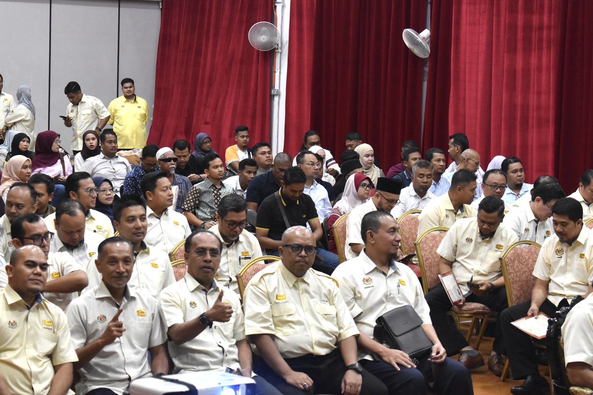 CSFJ_JKR's tweet photo. 28 April 2026 - Telah diadakan Majlis Penyerahan SST bagi Kerja Blackspot dan Kerja Pembinaan Lintasan Pejalan Kaki Searas Berlampu Isyarat (LPKSI) dibawah Program Menaiktaraf Infrastruktur Keselamatan Jalan Raya bertempat di Dewan Myristica, JKR Daerah Timur Laut, Pulau Pinang https://t.co/FLnAdKPWkX