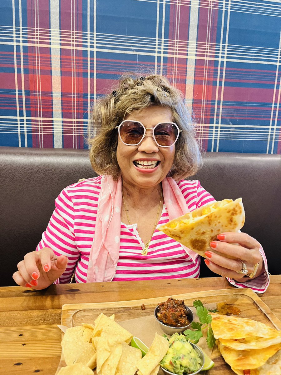 chernorris's tweet image. Lunch is served..I recommend taking a moment to appreciate this  #Lobster Quesadilla and Fried Chicken Sandwich @HoneySalt Rampart 😋 Tuesday. Cheers everyone! 😋🍹ヅ. #Foodie