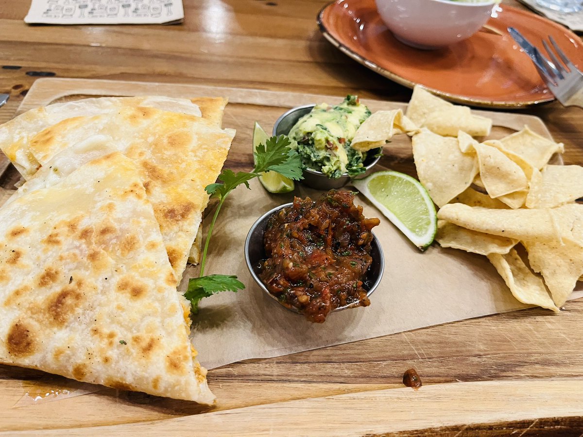 chernorris's tweet image. Lunch is served..I recommend taking a moment to appreciate this  #Lobster Quesadilla and Fried Chicken Sandwich @HoneySalt Rampart 😋 Tuesday. Cheers everyone! 😋🍹ヅ. #Foodie