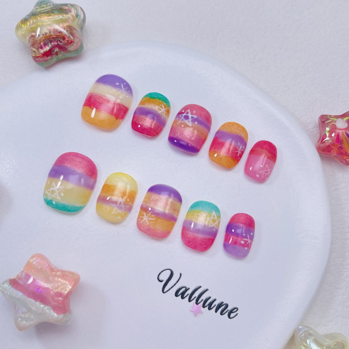 Thevallune's tweet image. Rainbow gradient nails 🌈

Do you like colorful nails or minimal nails more?

#pressonnails
#nailart
#rainbownails