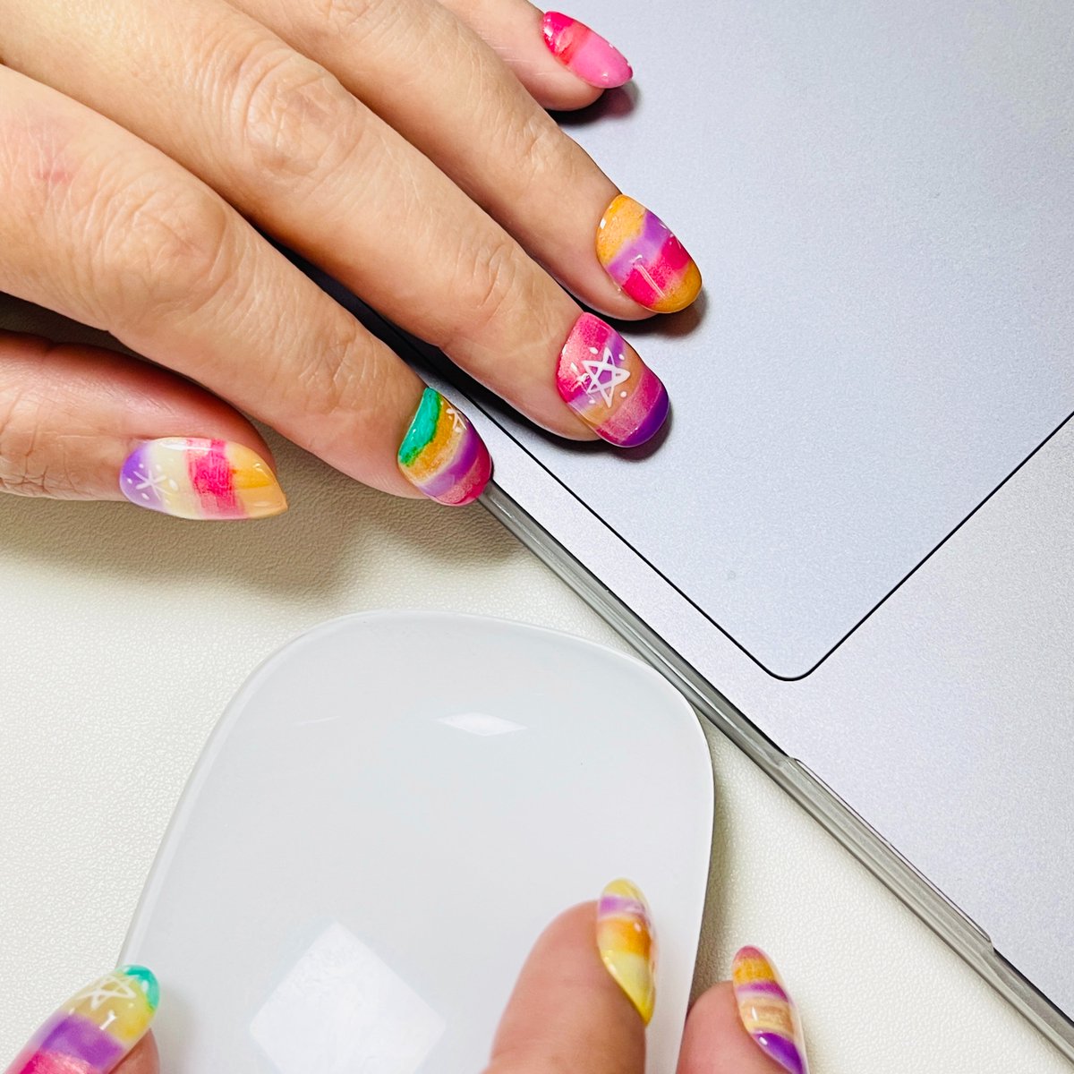 Thevallune's tweet image. Rainbow gradient nails 🌈

Do you like colorful nails or minimal nails more?

#pressonnails
#nailart
#rainbownails