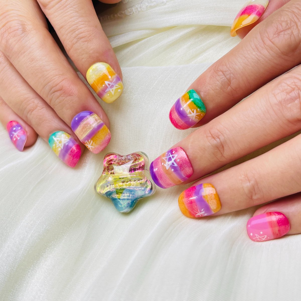 Thevallune's tweet image. Rainbow gradient nails 🌈

Do you like colorful nails or minimal nails more?

#pressonnails
#nailart
#rainbownails