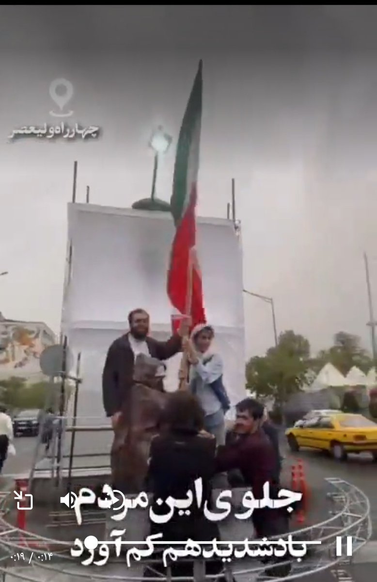 بادشدیدهم جلواین مردم کم اورد.مااینیم نمی زاریم پرچم به زمین بیفته✊✊
#ایران_امام_رضا