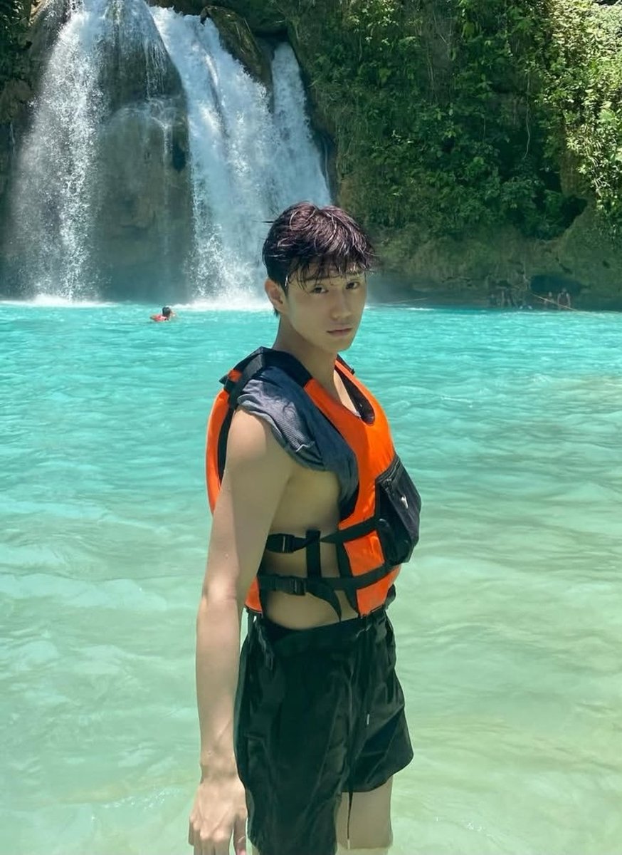 It's hard to find this as a thirst trap when you focus on his face... at the end of the day he's still just a puppy sorry