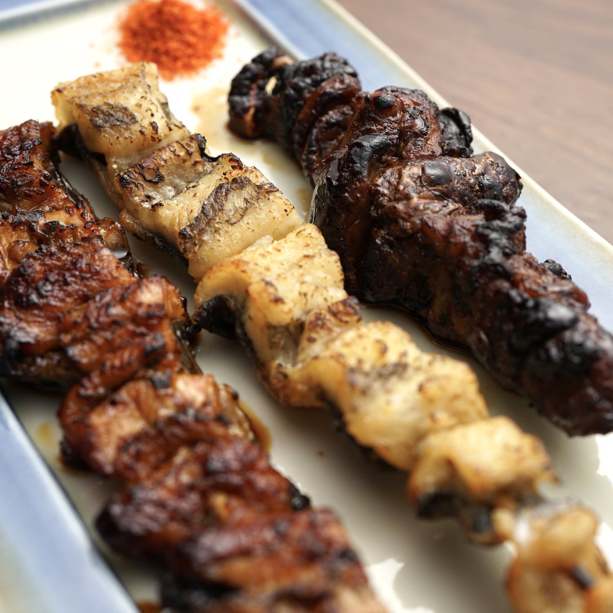 takpj3's tweet image. うなぎ乃助(田町)の #HappySpring
✿うな串3種盛り 1,100円(税込)
うなぎの切り落としの部位を使用した新メニュー。お店の味をちょっとだけ味見できるような、蒲焼・白焼き・肝の3本セットです。苦手な串は1本のみ他の串に変更OK。
※1本単位で追加する場合、蒲焼・白焼き 各450円、肝400円(税込)