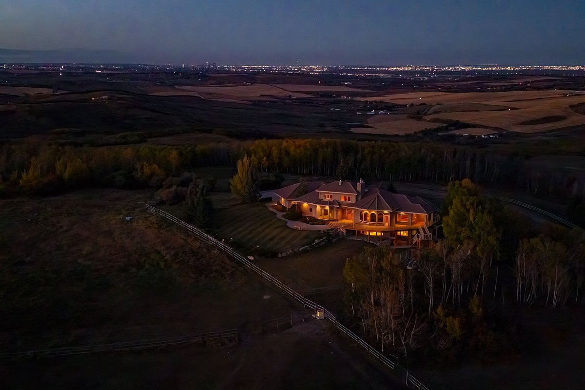 sothebysrltyca's tweet image. Congratulations to our client &amp;amp; our agents, Kim Stubbs &amp;amp; Rachelle Normandin, on the sale of this breathtaking 160-acre country estate outside of #Calgary in Rural #FoothillsCounty, #Alberta. Find more properties at sothebysrealty.ca. #realestate #sothebysrealtycanada